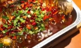 外卖小哥爆料烤鱼视频,烤鱼店幕后操作，揭秘食品安全真相