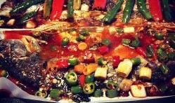 外卖小哥爆料烤鱼视频,烤鱼店幕后操作，揭秘食品安全真相